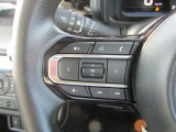 ハンドルにはオーディオの操作スイッチが搭載されています。運転中も目線を逸らさずに操作できるため、運転に集中することができて安全なのです♪