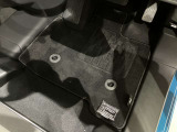 用品としてフロアマットを装備しております。すぐにお乗りいただけます!