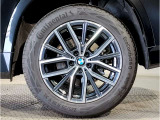 【BMWアロイホイル】軽量かつ強度に拘ったアロイホイル。走行性能ポテンシャルを引き出す設計。車の足元を引き締めてくれる大きなポイントはアロイホイルです。