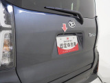 このタントにはバックモニター用のカメラがバックドアに備わっています。対応する純正ナビ等(別途)を装備すれば、バックモニター機能をご利用いただけます。