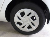 丈夫なスチールホイールで車をしっかり支えます。