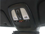 ルーフにあるボタンは、車両が始動しない場合、パンクした場合、または事故に遭った場合などの緊急時に支援の要請に使用できるため、安心感を高めることができます。