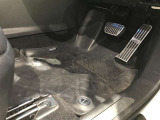 内装工程では、中古車を気持ちよくお乗りいただけるよう清掃しております。シートの洗浄はもちろん、ニオイの元となるフロアカーペットまで洗浄・消臭を実施。