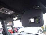 【バニティミラー】運転席、助手席共にサンバイザーにバニティミラーを装備。