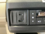 USBの充電ポートも搭載しております。スマートフォンなどの充電に便利です。