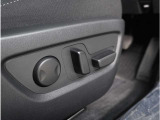 【パワーシート】スイッチ一つで簡単にシートの微調整が可能。電動だから力もいりません。自分に最適なシートポジションにセットして、快適なドライブをお楽しみください。