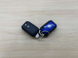 付いてて便利!とても人気の高い装備のスマートキーシステム。キーを携帯しているだけで、ドアロックの開閉並びにエンジンの始動が可能な装備です。