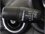 【オートワイパー機能】レバーをAUTOの位置にしているとき、レインセンサーが雨を感知すると、雨量に応じて、ワイパーが自動で作動します。