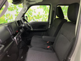運転しやすい室内レイアウトで、運転席からの視界も良好です。操作も簡単で、初心者の方でも安心して運転できます。快適なドライビングをサポートします。