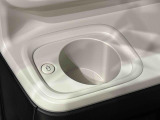助手席側にも(前席/掘り込み式)ホットカップホルダー☆保温付で温活が車内でも実現♪600mlのペットボトルまで対応しておりスイッチ1つで温かい飲み物は保温を、冷たい飲み物は常温にしてくれます