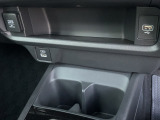 運転席周りです。カップホルダーや小物の収納などは必須ですよね!!使い勝手の良いつくりになっております!!