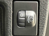 対向車や先行車への配慮が可能。積載物の状況に応じてヘッドライトの照射角度を手動調整できるスイッチ。