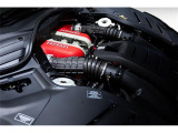 0-100Km 3.3秒を誇る自然吸気V12エンジンはフロントミドシップ搭載により重量配分も最適化を図っております。