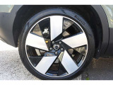 255/40 R 20インチのリアタイヤとアルミホイールです。このホイールリムは、ダイナミックなデザインで車両のスポーティーさを強調します。