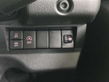 車線逸脱警報作動表示灯、デュアルセンサーブレーキサポート表示灯、アイドリングストップ等のスイッチが配置されてます。