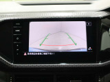 車両後方を表示するリヤビューカメラを装備。ガイドライン付きで、駐車時の後方確認をサポートします。