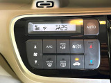 【オートエアコン】一度お好みの温度に設定すれば、車内の温度を検知し風量や温度を自動で調整。暑い&hellip;寒い&hellip;と何度もスイッチ操作をする必要はありません。快適な車内空間には必須の機能ですね♪