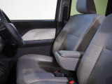 運転席にはアームレストがあります。