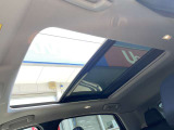 サンルーフ装備してます。車内に光が入り明るくなります
