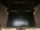 【フリップダウンモニター】大画面モニターで後席でもエンタメをお楽しみいただけます。小さなお子様にも大人気の装備です♪