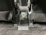 ポーチやセカンドバッグなど置くのに便利なセンターフロアートレイ。