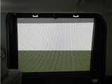 ◆スクリーンサンシェード◆リアドアに装備されています。日差しを和らげ、プライバシーの保護にも役立ちます。後部座席にお子様を乗車させるときも、ゆっくりお昼寝できます♪