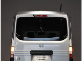 走行中に急ブレーキと判断すると、ブレーキランプの点灯に加えてハザードランプが自動で高速点滅し、後ろのクルマにお知らせする『エマージェンシーストップシグナル』機能がついています!