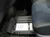 助手席の下にはアンダートレイを装備、普段使わない車検証等を収納するのに便利
