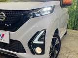 【LEDヘッドライト】悪天候や夜間走行時も良好な視界を確保し安心して運転できる高輝度LEDヘッドライトを装備!点灯速度が早く、消費電力も抑えられています。