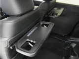 ◆シートバックテーブル◆フロントシートの背面に後席用のテーブルがついています。小物が置けて!カップホルダーもあります、ドライブ中や休憩時にも便利なテーブルです。