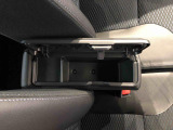センターアームレスト付きで運転中も腕が楽々!