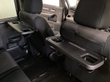 運転席・助手席の背もたれには、2列目シート用にカップホルダー付きの「格納式のシートバックテーブル」を装備しています。休憩時のちょっとした時間などカップを置いたり、小物置きに使えて便利です。