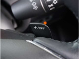 【パドルシフト】ハンドルから手を離さずに素早くシフトアップ&ダウンができるので、エンジンブレーキを使う下り坂や高速道路の合流で加速したい場面で役立ちます。
