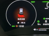 パーキングセンサーシステムは走行中に障害物が迫ると音と表示でお知らせ、低速走行時時の安心感を高めます