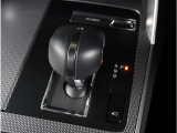 【シフトレバー】シフトもとても操作しやすいデザインになっております。運転する人の事を第一に考えた操作性の高い仕様です。