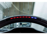 F1マシンの技術から着想を得たシLEDステアリングホイール。フェラーリならではのレーシングフィールを味わえる人気の装備です。