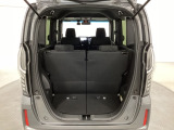 開口部も広く荷物の積み下ろしもしやすいお車となっております。シートの背もたれは5:5の割合で背もたれを可倒でき、前後のシートスライドもできるので荷室をひろげることができます。