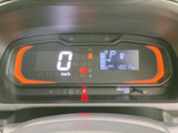 運転に必要な情報をひと目で確認できるメーター。シンプルでわかりやすい表示で、スムーズな運転操作をサポート。情報を把握しやすく、安全運転を促します。