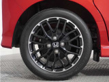 ◆純正アルミホイール装着車です!これで足元まわりもおしゃれにきまります!
