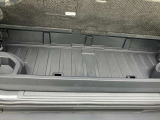 トランク下に小物収納スペースが有ります。