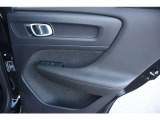 他の車に乗る機会がある度、あらためてボルボのドアの厚みに驚かされます。「バツッ」という開閉音とともに外界とは遮断された静寂が訪れ、「守られている」ことを日々、実感させてくれます。
