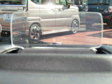 運転に必要な情報を、フロントガラスに映し出し、安全運転に貢献します。
