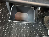 運転席 足元 収納スペース