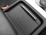 ワイヤレスチャージングを搭載し、対応スマートフォンを手軽に充電可能です。