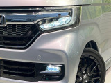【LEDヘッドライト】悪天候や夜間走行時も良好な視界を確保し安心して運転できる高輝度LEDヘッドライトを装備!点灯速度が早く、消費電力も抑えられています。