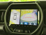 駐車時の後方確認をサポートするバックモニター。狭い場所や段差がある場所でも、安全にスムーズな後退を支援します。