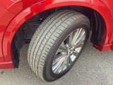 タイヤに小程度のヒビがございます。実車確認・購入時に交換をおススメします