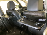 運転席・助手席の背もたれには、2列目シート用にカップホルダー付きの「格納式のシートバックテーブル」を装備しています。休憩時のちょっとした時間などカップを置いたり、小物置きに使えて便利です。