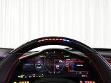 LEDステアリング上のシフトインジケーターは視線移動を最小限に。サーキット走行でも威力を発揮する設計です。
