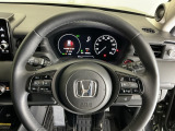 ステアリング右手側に安全運転支援機能のホンダセンシングをコントロールするスイッチ、左手側にオーディオ関連のコントロールスイッチを配置、視線を逸らすことなく運転に集中できます